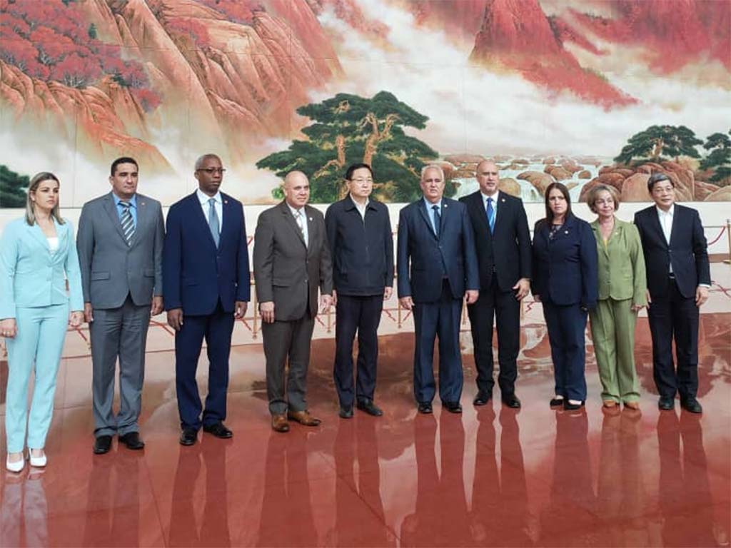 En este momento estás viendo Líder partidista de Cuba continúa en Shanghái su visita a China