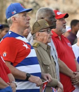 Lee más sobre el artículo Encabezan Raúl y Díaz-Canel acto por el Día de los Trabajadores
