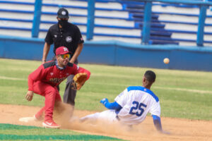Lee más sobre el artículo Huracanes «amainan», pero siguen al mando de la Serie de Béisbol
