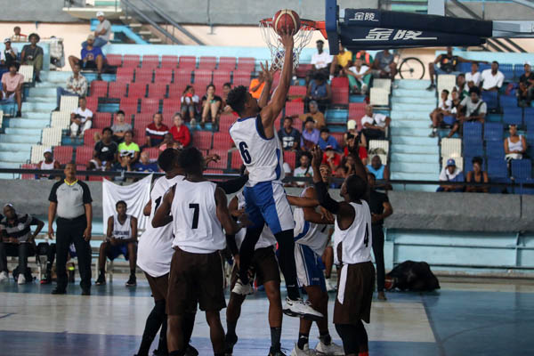 En este momento estás viendo Capitalinos casi se sienta en trono del baloncesto en Cuba