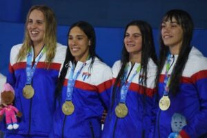 Lee más sobre el artículo Nadadoras salen de la piscina con corona y récord