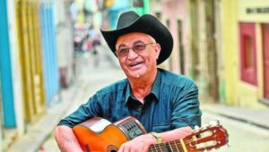 Lee más sobre el artículo Músico cubano Eliades Ochoa arriba a su 77 cumpleaños