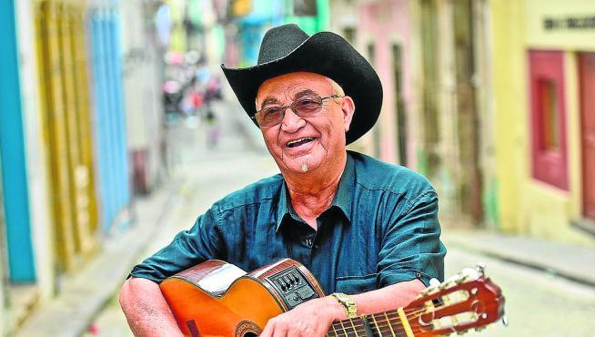 En este momento estás viendo Músico cubano Eliades Ochoa arriba a su 77 cumpleaños
