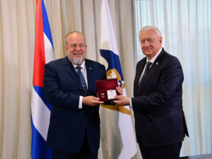 Lee más sobre el artículo Conceden a primer ministro de Cuba insignia de Comisión Euroasiática (+Fotos)