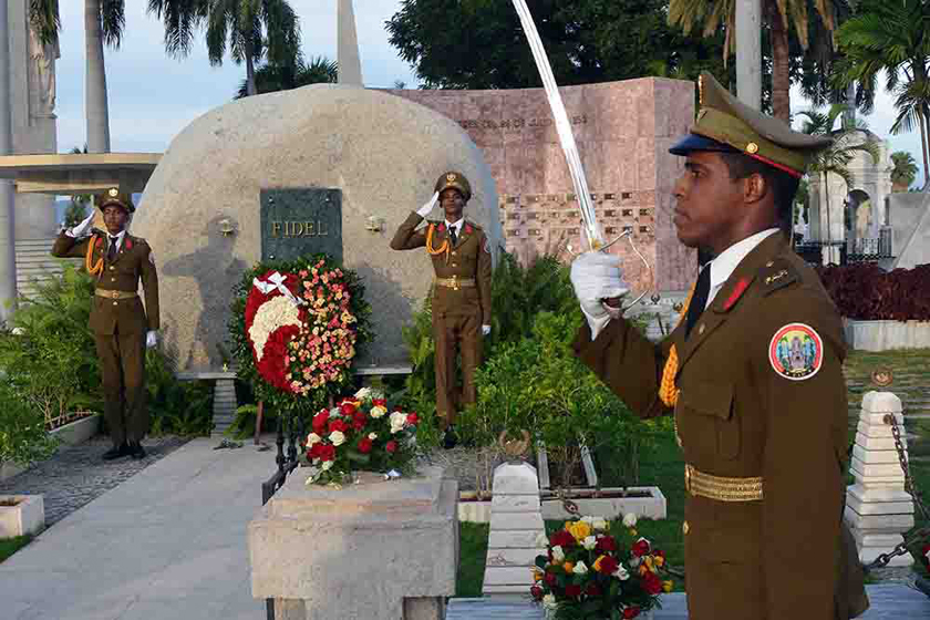 Lee más sobre el artículo Rinden homenaje a Mártires de la Patria profesionales avileños de la salud en Santiago de Cuba