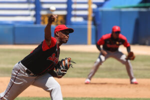 Lee más sobre el artículo Santiago de Cuba y Matanzas respiran en semifinales beisboleras