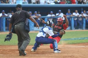 Lee más sobre el artículo Béisbol: Avispas pican a Leones en el Coloso del Cerro