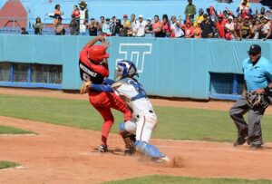 Lee más sobre el artículo Avispas se adelantan a Toros en play off beisbolero
