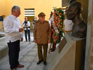 Lee más sobre el artículo Rinden tributo Raúl y Díaz-Canel a héroes de la Patria