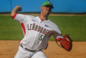 Lee más sobre el artículo Las Tunas gana y mantiene invicto en playoffs del béisbol cubano