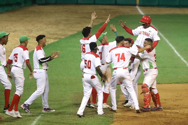 En este momento estás viendo Las Tunas gana segundo juego en final beisbolera