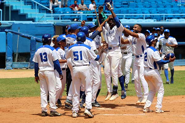 Lee más sobre el artículo Industriales gana el clásico y pasa a final del beisbol en Cuba