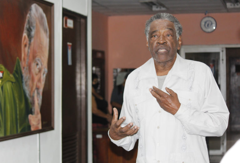 En este momento estás viendo Alden Knight, la poesía y Cuba lo inspiran