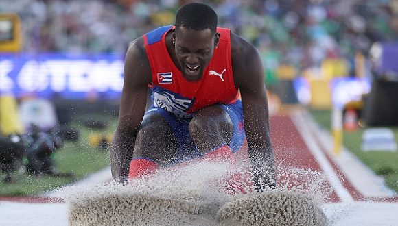 En este momento estás viendo El triple salto hace la cruz: Lázaro Martínez y Cristian Nápoles ganan plata y bronce en Budapest