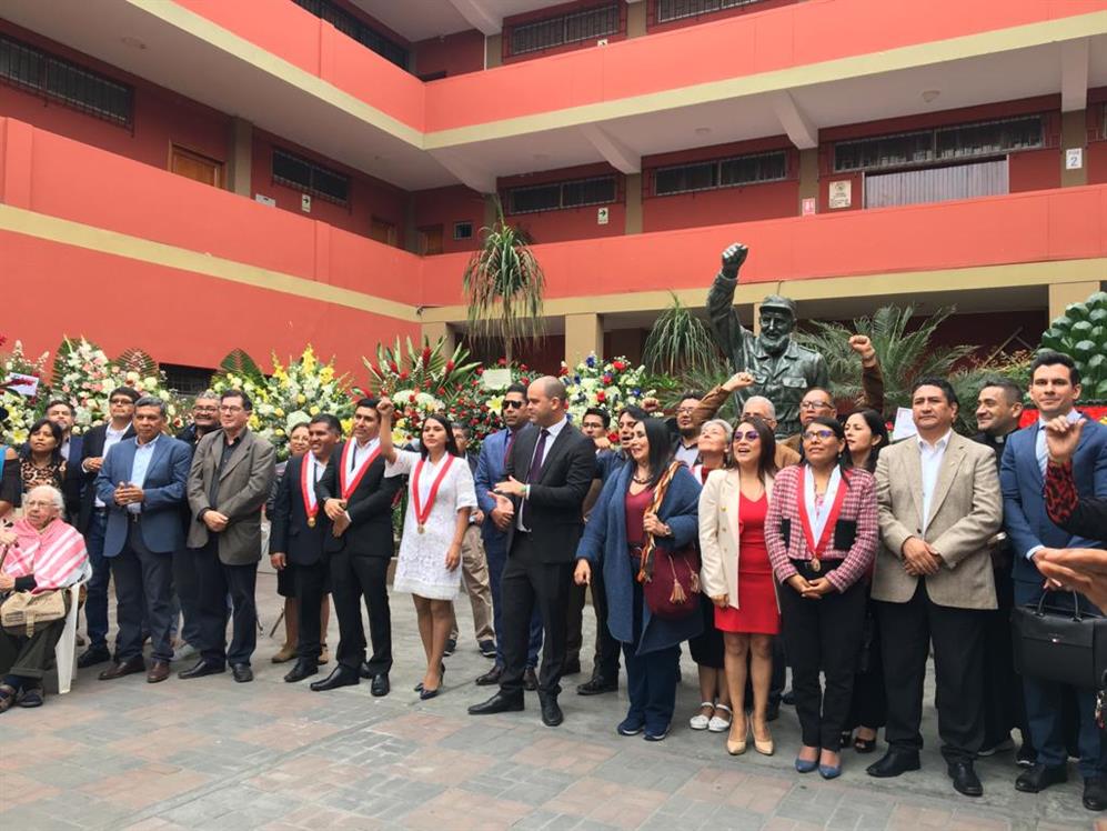 En este momento estás viendo Honores ante estatua de Fidel cierra homenajes por natalicio en Perú