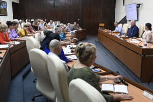 Lee más sobre el artículo Analizan resultado de uso de interferones cubanos