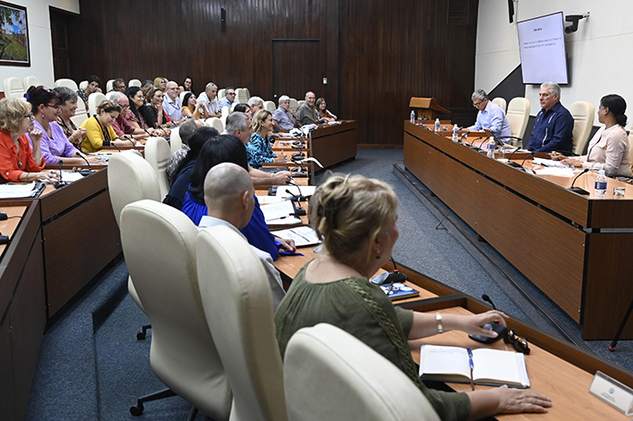 En este momento estás viendo Analizan resultado de uso de interferones cubanos