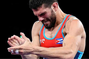 Lee más sobre el artículo Orta reina en Mundial de Luchas y se anota en París 2024
