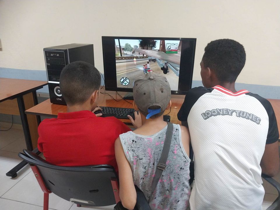En este momento estás viendo Celebran en Ciego de Ávila aniversario de los Jóvenes Clubes de Computación y Electrónica