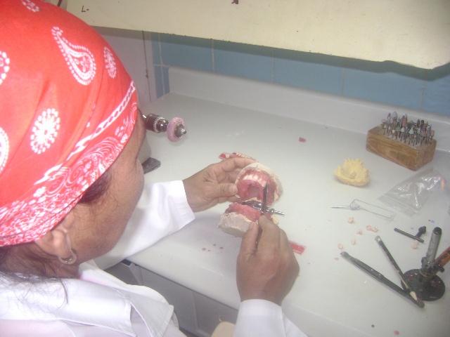 En este momento estás viendo Mujer que revitaliza los dientes y produce alimentos (+fotos)