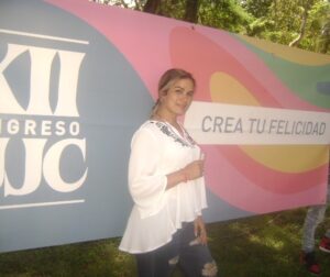 Lee más sobre el artículo Una joven en función de crear felicidad