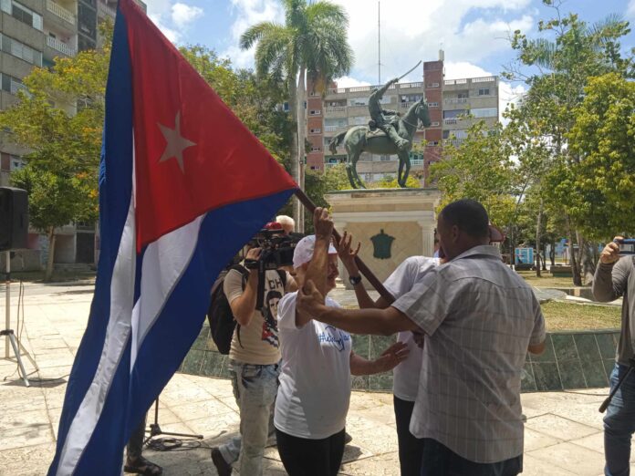 En este momento estás viendo Avilanian delegation bears the flag to the CDR congress