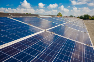 Lee más sobre el artículo Energía solar fotovoltaica en Cuba: Una opción en desarrollo, económica, segura y eficiente