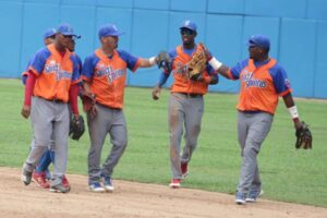 Lee más sobre el artículo Gallos buscan asegurar subserie ante Matanzas en béisbol cubano
