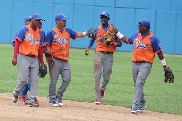 En este momento estás viendo Gallos buscan asegurar subserie ante Matanzas en béisbol cubano