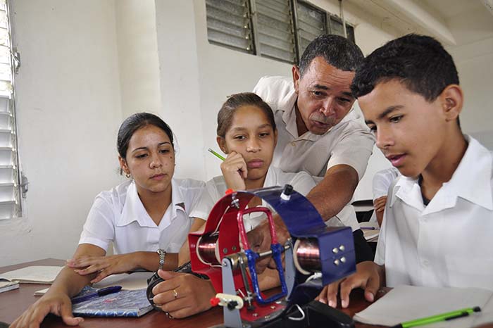 En este momento estás viendo Cuando cientos de jóvenes repartieron luz por toda Cuba