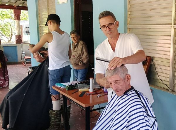 En este momento estás viendo Gesto altruista de barberos con ancianos en Primero de Enero