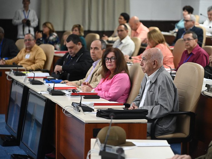 En este momento estás viendo Desafíos socioeconómicos centran pleno de Partido Comunista de Cuba
