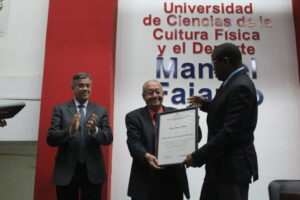 Lee más sobre el artículo Recibe científico avileño título Honoris Causa de la Universidad del Deporte