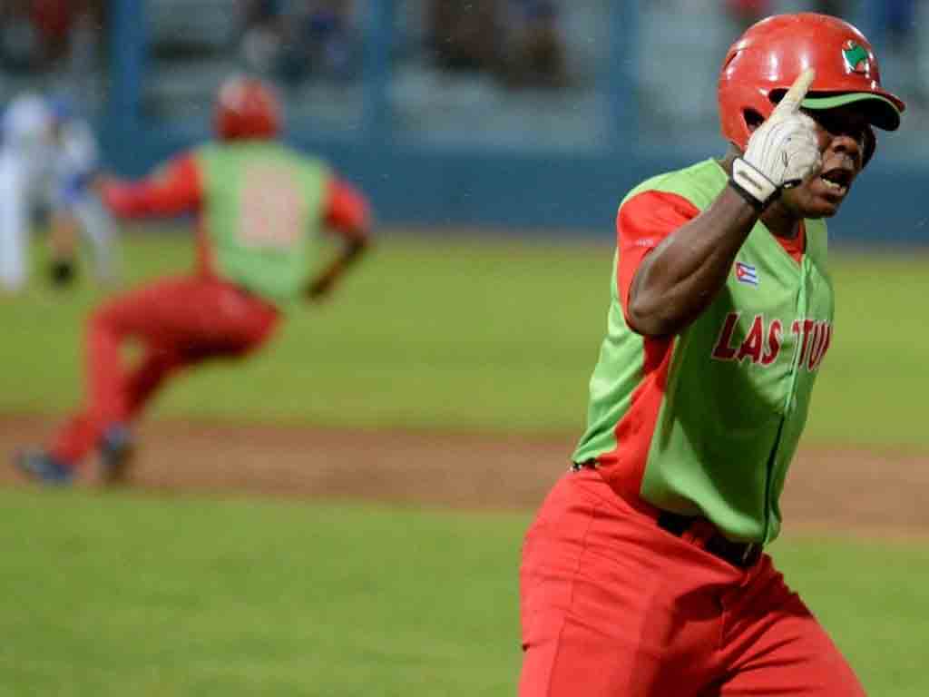 En este momento estás viendo Cuba’s longest-serving baseball player nears historic goal