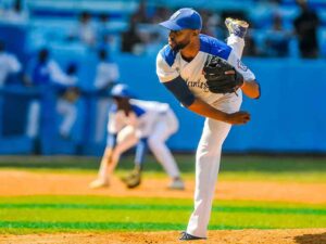 Lee más sobre el artículo Lanzador cubano Frank Herrera celebra liderato en «hold points»
