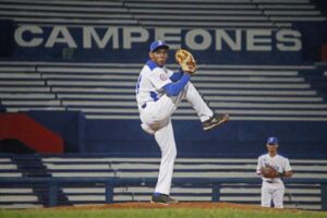 Lee más sobre el artículo Tres choques definen rumbo a playoffs de liga beisbolera cubana