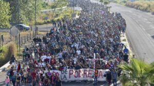 Lee más sobre el artículo Miles de migrantes se dirigen hacia la frontera sur de EEUU: “No nos detendrán, seguiremos caminando”
