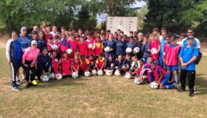 Lee más sobre el artículo Distribuyen balones de fútbol en todo el país