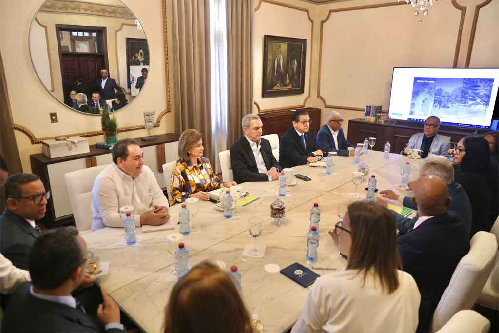 En este momento estás viendo Presidente dominicano analizará demandas del Colegio Médico
