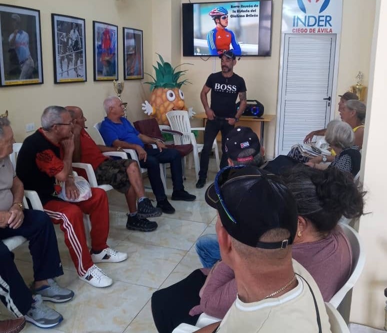 En este momento estás viendo Rinden homenaje a ciclistas avileños en tertulia deportiva