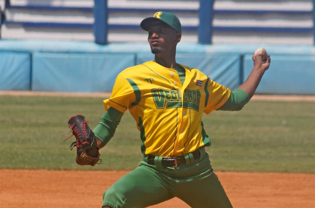 Lee más sobre el artículo Vegueros domina primera mitad del campeonato cubano de béisbol (+Foto)