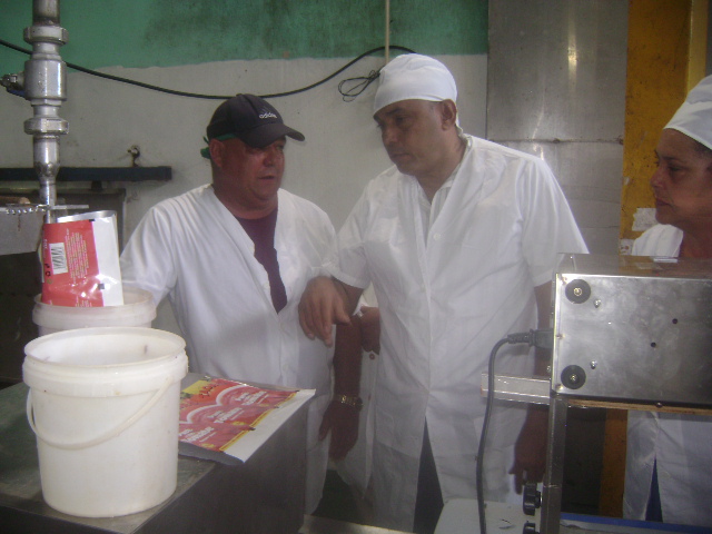 En este momento estás viendo Visita Ministro de la Industria Alimentaria sitios productivos y sociales en Majagua