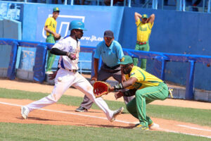 Lee más sobre el artículo Vegueros cling to top spot in National Baseball Series