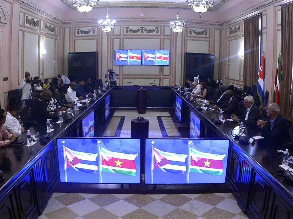En este momento estás viendo Cuba celebra 45 años de relaciones diplomáticas con Surinam