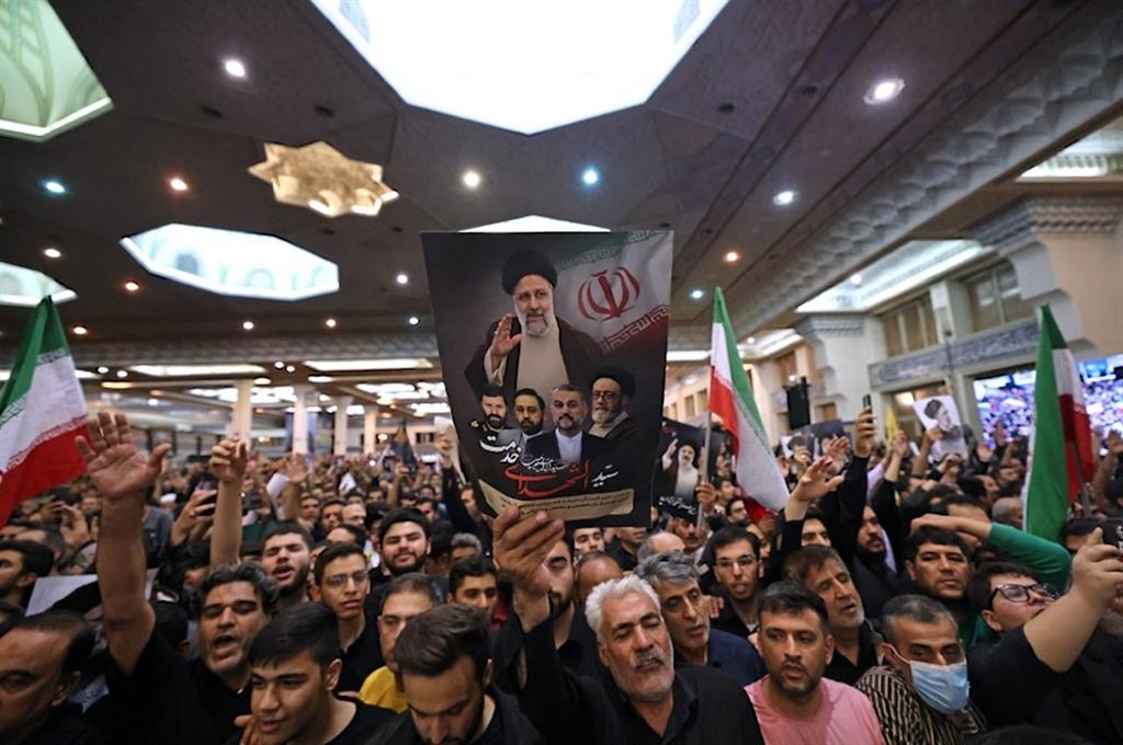En este momento estás viendo Rinden homenaje en Teherán a presidente Raisi y mártires de Irán (+Fotos)