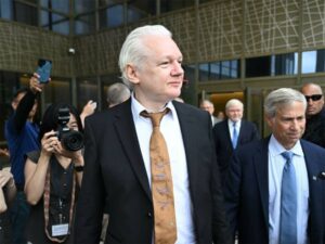 Lee más sobre el artículo Julian Assange libre tras comparecer y sellar acuerdo de culpabilidad
