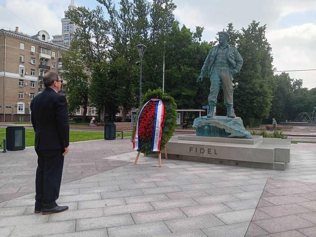 En este momento estás viendo Canciller de Cuba rinde tributo a Fidel y héroes de Rusia (+Fotos)