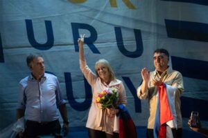 Lee más sobre el artículo Precandidatos del Frente Amplio comparten tribuna en Uruguay
