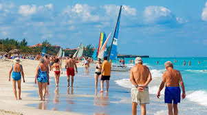 Lee más sobre el artículo Tourists admire features of Jardines del Rey destination