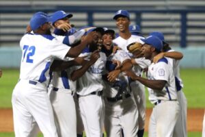 Lee más sobre el artículo Leones and Gallos still alive in baseball play-offs